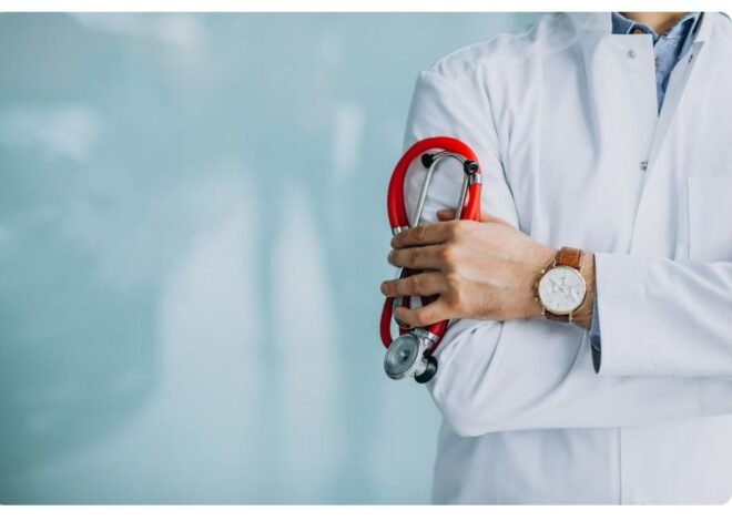 MEC pune cursos de medicina após Enamed 2025