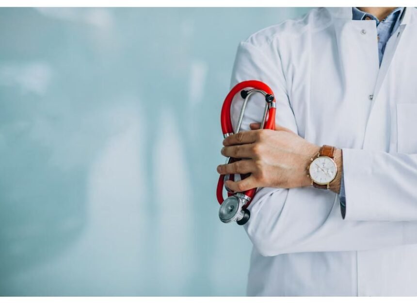 MEC pune cursos de medicina após Enamed 2025