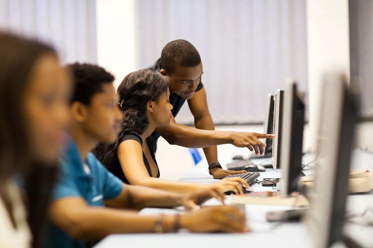 Expansão da EAD reacende debate sobre qualidade e formação de professores no Brasil